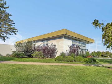 Casa en ALQUILER ANUAL Ayres Plaza -Tres plantas