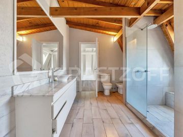 Casa en ALQUILER ANUAL Ayres Plaza -Tres plantas