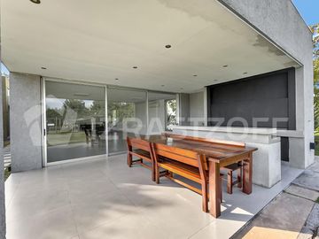 Casa en ALQUILER ANUAL Ayres Plaza -Tres plantas