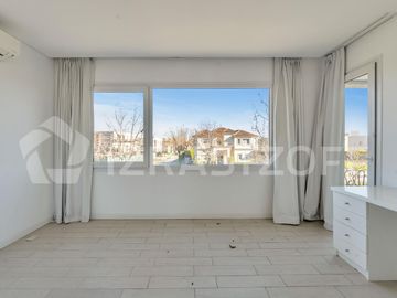 Casa en ALQUILER ANUAL Ayres Plaza -Tres plantas