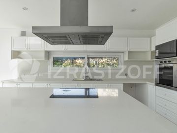 Casa en ALQUILER ANUAL Ayres Plaza -Tres plantas