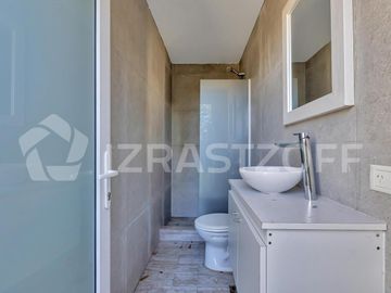 Casa en ALQUILER ANUAL Ayres Plaza -Tres plantas