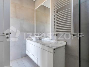 Casa en ALQUILER ANUAL Ayres Plaza -Tres plantas
