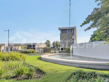 Casa en ALQUILER ANUAL Ayres Plaza -Tres plantas