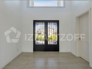 Casa en ALQUILER ANUAL Ayres Plaza -Tres plantas