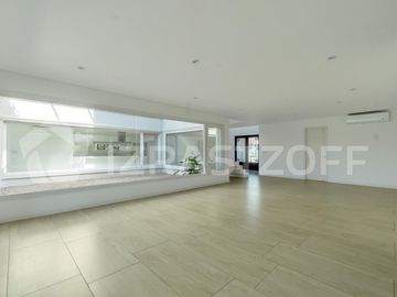 Casa en ALQUILER ANUAL Ayres Plaza -Tres plantas