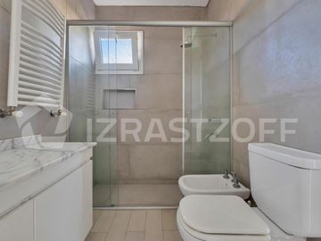 Casa en ALQUILER ANUAL Ayres Plaza -Tres plantas