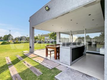 Casa en ALQUILER ANUAL Ayres Plaza -Tres plantas