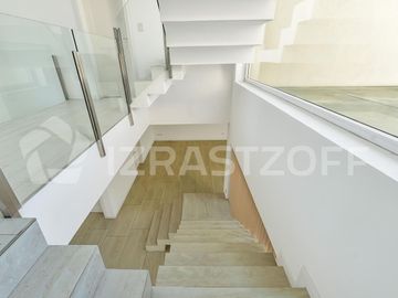 Casa en ALQUILER ANUAL Ayres Plaza -Tres plantas