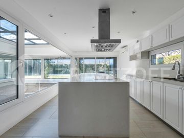 Casa en ALQUILER ANUAL Ayres Plaza -Tres plantas