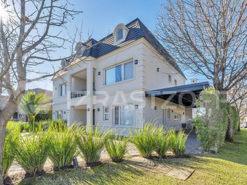 Casa en ALQUILER ANUAL Ayres Plaza -Tres plantas