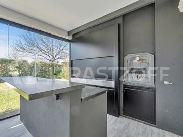 Casa en ALQUILER ANUAL Ayres Plaza -Tres plantas