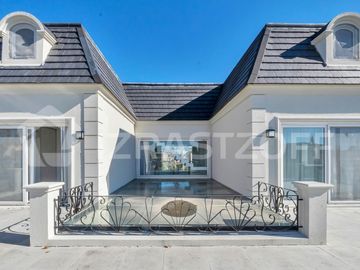 Casa en ALQUILER ANUAL Ayres Plaza -Tres plantas