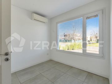 Casa en ALQUILER ANUAL Ayres Plaza -Tres plantas