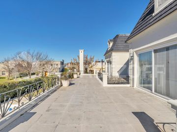 Casa en ALQUILER ANUAL Ayres Plaza -Tres plantas