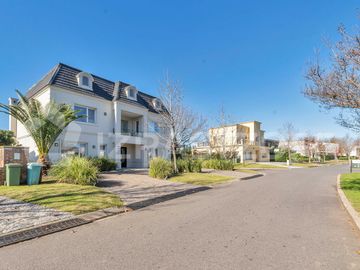 Casa en ALQUILER ANUAL Ayres Plaza -Tres plantas