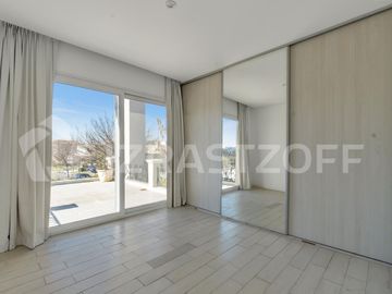 Casa en ALQUILER ANUAL Ayres Plaza -Tres plantas