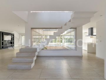 Casa en ALQUILER ANUAL Ayres Plaza -Tres plantas