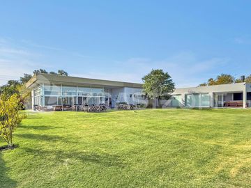 Casa en ALQUILER ANUAL Ayres Plaza -Tres plantas