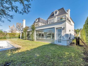 Casa en ALQUILER ANUAL Ayres Plaza -Tres plantas