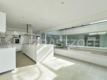 Casa en ALQUILER ANUAL Ayres Plaza -Tres plantas