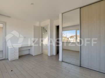 Casa en ALQUILER ANUAL Ayres Plaza -Tres plantas