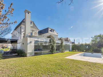 Casa en ALQUILER ANUAL Ayres Plaza -Tres plantas