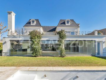 Casa en ALQUILER ANUAL Ayres Plaza -Tres plantas