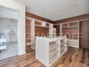 Casa en ALQUILER ANUAL Ayres Plaza -Tres plantas