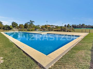 Casa en ALQUILER ANUAL Ayres Plaza -Tres plantas