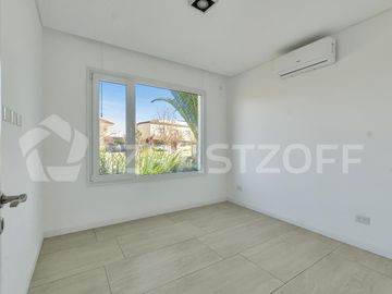Casa en ALQUILER ANUAL Ayres Plaza -Tres plantas