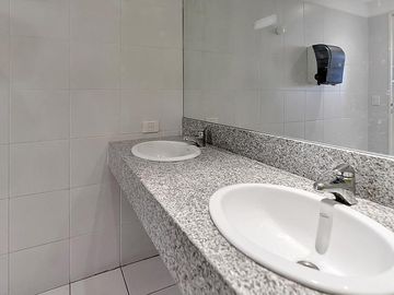 Oficina AAA de 130m2 2 cocheras en el destacado Madero Center