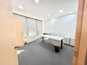 Oficina AAA de 130m2 2 cocheras en el destacado Madero Center