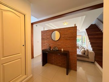 Casa en venta en lote central en Las Orquideas - EN EXCLUSIVA