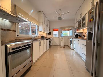 Casa en venta en lote central en Las Orquideas - EN EXCLUSIVA