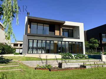 Casa en venta en el Yacht Nordelta con salida al río Luján