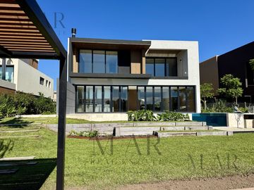 Casa en venta en el Yacht Nordelta con salida al río Luján