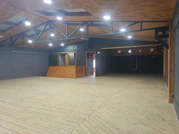 Arriendo local comercial amplio de 2 pisos