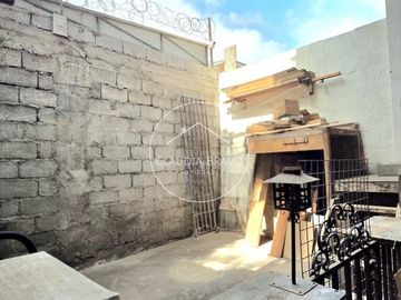 CASA ESQUINA FRENTE PLAZA BICENTENARIO