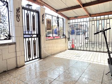 CASA ESQUINA FRENTE PLAZA BICENTENARIO