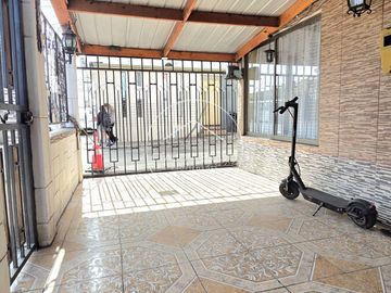CASA ESQUINA FRENTE PLAZA BICENTENARIO