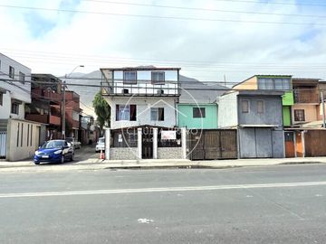 CASA ESQUINA FRENTE PLAZA BICENTENARIO