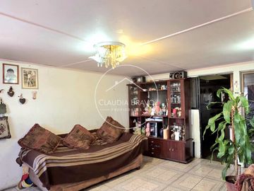 CASA ESQUINA CON LOCALES