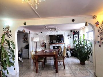 CASA ESQUINA CON LOCALES