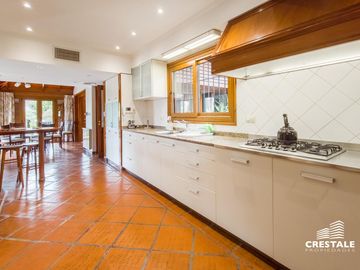 Venta  / permuta | Casa de 4 dormitorios con jardín y piscina | Rosario sur