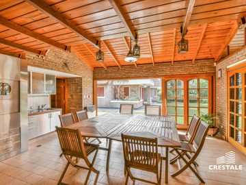 Venta  / permuta | Casa de 4 dormitorios con jardín y piscina | Rosario sur