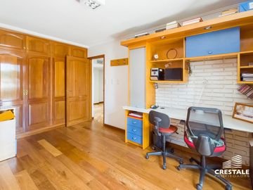 Venta  / permuta | Casa de 4 dormitorios con jardín y piscina | Rosario sur