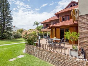 Venta  / permuta | Casa de 4 dormitorios con jardín y piscina | Rosario sur