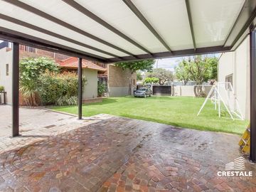 Venta  / permuta | Casa de 4 dormitorios con jardín y piscina | Rosario sur