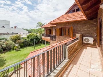 Venta  / permuta | Casa de 4 dormitorios con jardín y piscina | Rosario sur